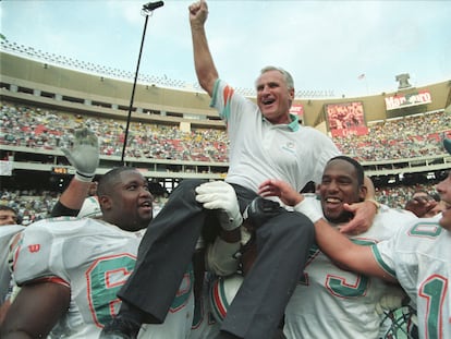 El entrenador Don Shula celebrando con su equipo Miami Dolphins.