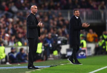 Andre Schubert y Luis Enrique, durate el partido, dan ordenes desde la banda.