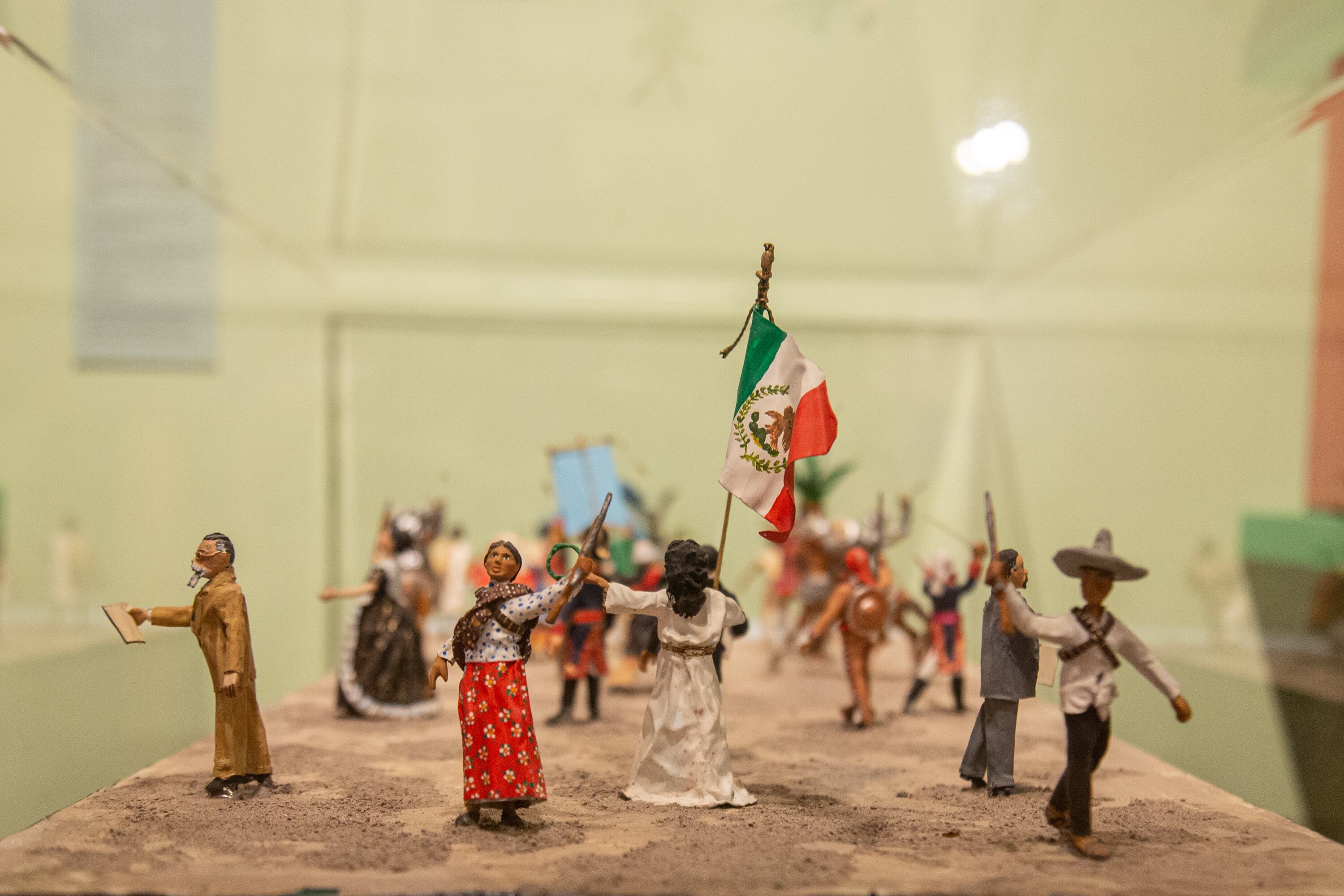 En la exposición, distintas maquetas representan roles de la mujer en la sociedad.