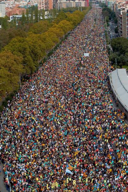 Miles de personas recorren el centro de Barcelona durante la jornada de huelga, este viernes.