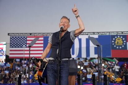 Bruce Springsteen muestra su apoyo a Kamala Harris en un mitin en Atlanta (Georgia), el 24 de octubre.