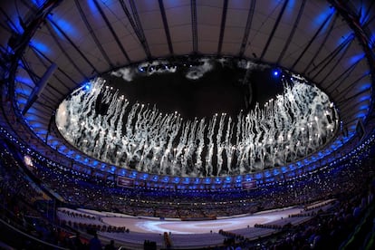 Fuegos artificiales durante la ceremonia de clausura de los Juegos Olímpicos de Río 2016 en el estadio Maracaná de Río de Janeiro.