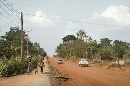 Carretera que une la ciudad de Kenyasi con Ntotroso. Esta vía, que atraviesa la mina de Ahafo, tiene en algunos tramos un pequeño camino a su lado para permitir a los vecinos de las comunidades moverse en la zona.