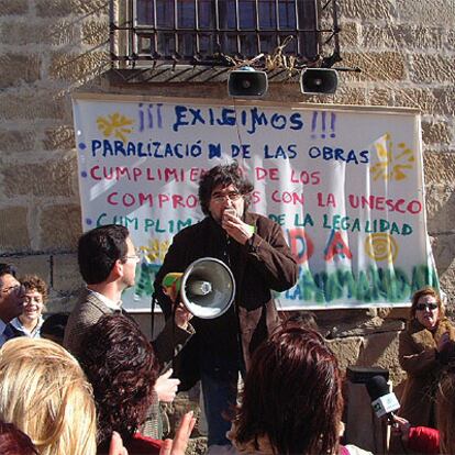 Joaquín Sabina, megáfono en mano, se dirigió a sus paisanos ubetenses.