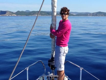 Ra&uacute;l Y&aacute;&ntilde;ez, propietario de Moloko L&uacute;xury, en uno de sus barcos en la costa de Ibiza.