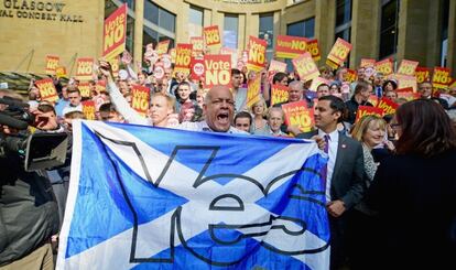 Partidarios del s&iacute; a la independencia irrumpen en un acto de la campa&ntilde;a del no a la secesi&oacute;n, el jueves en Glasgow