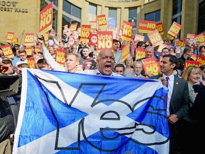 Partidarios del s&iacute; a la independencia irrumpen en un acto de la campa&ntilde;a del no a la secesi&oacute;n, el jueves en Glasgow