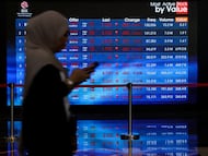 Paneles de la Bolsa de Indonesia, en Yakarta, el 16 de octubre.