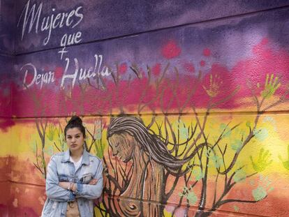 Sheima delante de una pintada feminista en San Cristóbal, un barrio madrileño.