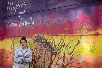 Sheima delante de una pintada feminista en San Cristóbal, un barrio madrileño.