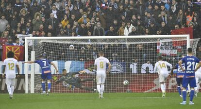 En un partido bravo y de mucho tonelaje tuvo que ser la defensa del Real Madrid quien tomara la delantera en Vitoria. En la imagen, gol de Lucas Pérez desde el punto de penalti.