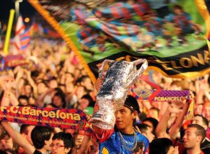 Los aficionados azulgrana celebran en Barcelona la victoria de su equipo.