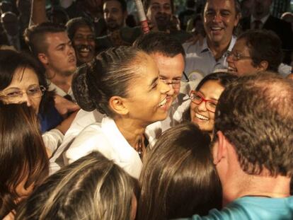 Marina Silva com apoiadores.