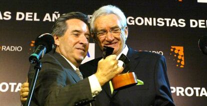 Del Olmo entrega el premio Protagonistas a Gabilondo, en 2005.