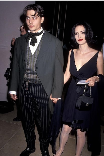 Aunque esta foto desata nuestra nostalgia por la pareja que propició el Winona forever, clamamos por un curso de patronaje exprés para el artífice del romántico traje de Johnny Deep en 1991. Si vas a leer a Lord Byron con Winona, hazlo con las costuras en su sitio.