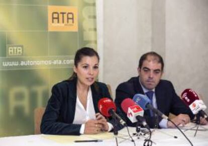 El presidente de la Asociación de Trabajadores Autónomos (ATA), Lorenzo Amor (d), junto a la presidenta de ATA Castilla y León, Soraya Mayo, durante una rueda de prensa en Valladolid el pasado mes de noviembre. EFE/Archivo