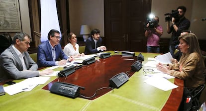 Toni Cantó, Ignacio Prendes, Patricia Reyes y Toni Roldán, de Ciudadanos, conversan con la exfuncionaria municipal de Boadilla del Monte que denunció el caso Gürtel, Ana Garrido, el pasado martes.