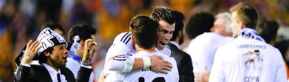 Bale celebra el título de Copa con Nacho.