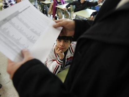 Un profesor leyendo una prueba de conocimientos