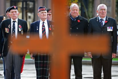 Veteranos de guerra participan en la inauguración del jardín del recuerdo en homenaje a los caídos durante la Primera y Segunda Guerra Mundial, en Glasgow.