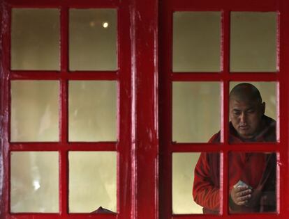 30 fotografías en las que el rojo es el protagonista. Desde un detalle hasta un todo que tiñe la imagen. El rojo en el arte, la enfermedad, la lucha, las tradiciones, la muerte, el ocio, la naturaleza…Se dice que es el color de la pasión, del amor, de lo prohibido, que se convierte en agresivo si se combina con el negro, seductor si se combina con el violeta e inocente si se hace con el rosa. Es el primer color que uno menciona aunque no sea su favorito y existen 105 de tonos de rojo: carmesí, bermellón, alheña, atardecer, coral, chillón, cereza…Te propongo un paseo fotográfico al rojo vivo. En la imagen, un monje budista tras las ventanas de un restaurante en Ladkh, India. 7 de mayo de 2014.