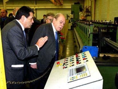 José Luis Carrillo, presidente de Mecalux, muestra a Jordi Pujol la planta de Gliwice.