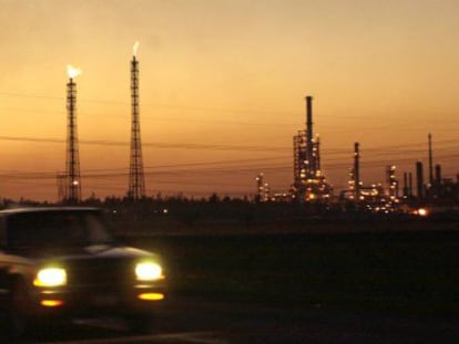 In the background, a refinery in Salamanca, Mexico.