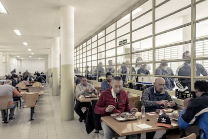 La hora del almuerzo en el comedor del módulo 1 de la prisión madrileña.