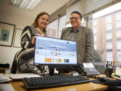 Jordi Aguilar y Lorena Tella, empleados de distintas generaciones del Ayuntamiento de Barcelona.