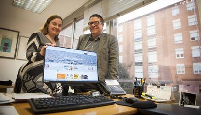 Jordi Aguilar y Lorena Tella, empleados de distintas generaciones del Ayuntamiento de Barcelona.