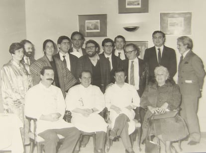 La foto muestra a participantes del congreso de la Nueva Cocina Vasca, nacida en los años setenta y que supuso el nacimiento de la cocina de autor en España y la dignificación del cocinero. Comenzaba la revolución en la cocina del país. En la imagen, sentados Pedro Subijana y Juan Mari Arzak con Michéle Gerard. De pie (primero por la derecha) el presidente de Gourmets, Francisco López Canís.