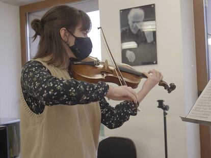Una alumna ensaya en la Escuela Superior de Música Reina Sofía