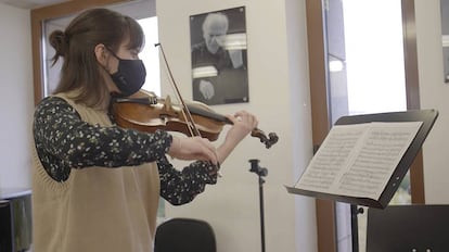 Una alumna ensaya en la Escuela Superior de Música Reina Sofía