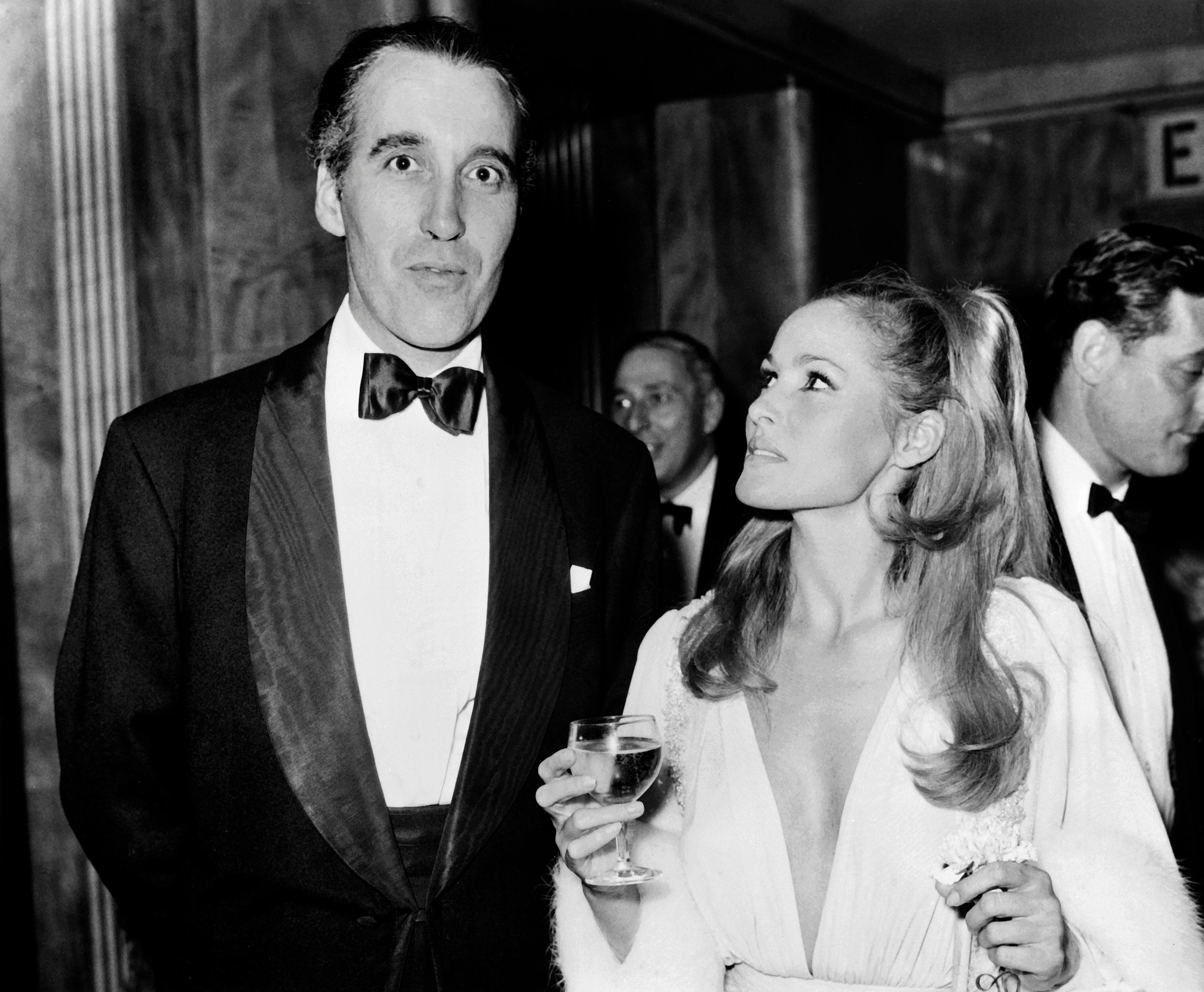 Christopher Lee y Ursula Andress en 1973.