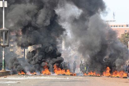 En la imagen, una barricada ardiendo en Conakry (Guinea) durante una protesta de profesores que exigen, entre otras reivindicaciones, un aumento salarial y más contratación.