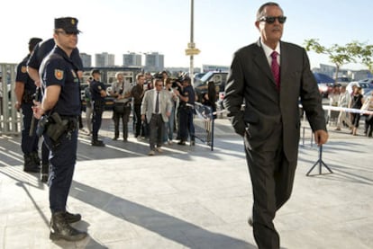 Julián Muñoz, ayer a su llegada a la Audiencia Provincial de Málaga, donde comenzó la cuarta sesión del juicio del <i>caso Malaya</i>.