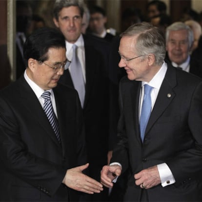 El presidente Hu Jintao (izquierda), saluda al líder de la mayoría en el Senado, el demócrata Harry Reid.