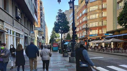 Personas paseando por una calle de Oviedo.