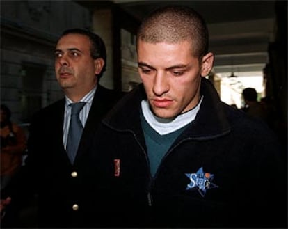 Iván Corrales, tras comparecer ante un juzgado sevillano en noviembre de 1999.