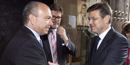 Rafael Catalá, a la derecha, saluda al presidente de la Federación de Comunidades Judías de España, Isaac Querub.