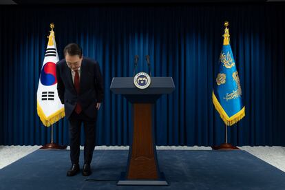 El presidente surcoreano, Yoon Suk-Yeol, se dirige a la nación para pedir disculpas a la ciudadanía, el pasado sábado en Seúl.