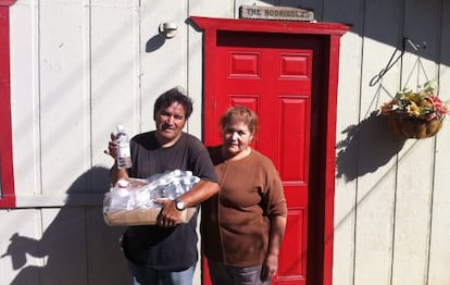 Pete e Berta Rodríguez,que abandonaram sua casa após o poço secar.