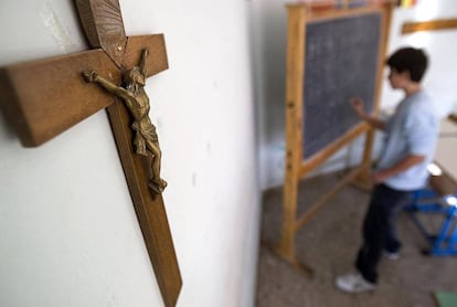 Um crucifixo em uma sala de aula.