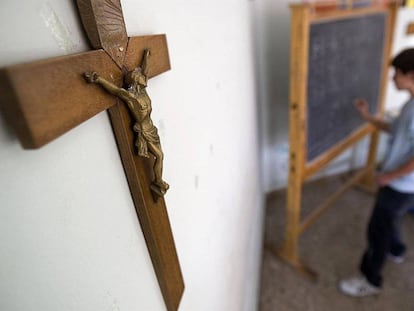 Um crucifixo em uma sala de aula.