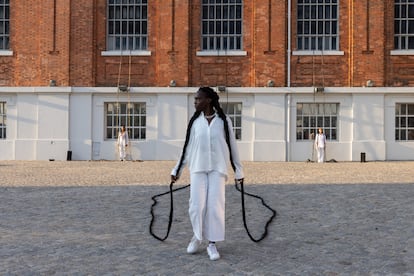 'Performance' de Jeannette Ehlers, en el exterior del edificio MAAT en Lisboa