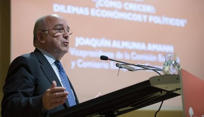 El vicepresidente de la Comisi&oacute;n Europea, Joaqu&iacute;n Almunia, durante la conferencia que ha ofrecido en M&aacute;laga titulada &quot;&iquest;C&oacute;mo crecer?: Dilemas econ&oacute;micos y pol&iacute;ticos&quot;