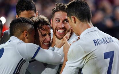 Modric abraza a Ramos junto al resto de compa&ntilde;eros.