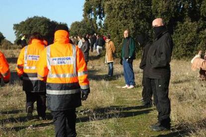 Vecinos de Boadilla del Monte (Madrid) y miembros de Protección Civil participan en una batida de búsqueda de una joven desaparecida.