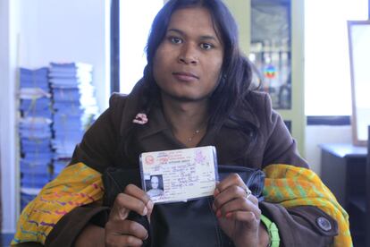 Sipha Choudari posa con su antiguo carné de identidad. En 2013, la comunidad LGBTI de Nepal consiguió el reconocimiento oficial del tercer género en los documentos de ciudadanía.