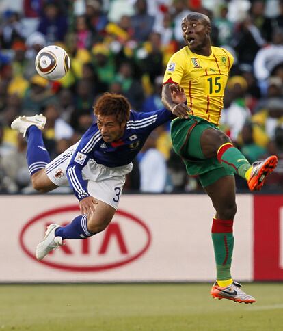 El camerunés Achille Webo lucha por una bola con el japonés Yuichi Komano.